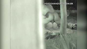 Durante encontro de amigos, casal se afasta discretamente para foder, mas é descoberto