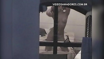 Rapaz grava vídeo da vizinha exibicionista que o provoca com putaria diariamente