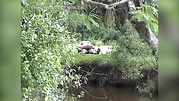Casal da zona rural é flagrado fazendo sexo no mato