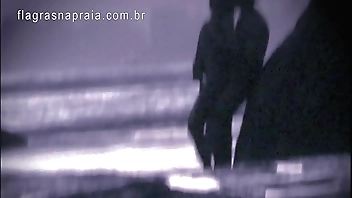 Fim de tarde na praia sempre tem um casal trepando