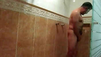 Mi tio me invita a bañarme con el