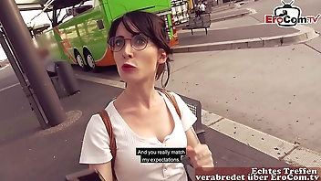 Deutsche Studentin wird abgeschleppt zum echten EroCom Date Sextreffen und bumst öffentlich vor der Venus Messe