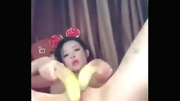 Ngân 98 Thủ Dâm Với Hai Trái Chuối