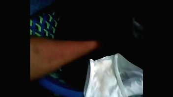 Chaqueta con los calzones de mi tía (hurgando en la ropa sucia)