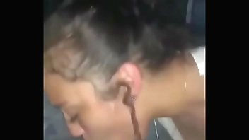 Morena linda ordenhando a piroca como se não houvesse o amanhã