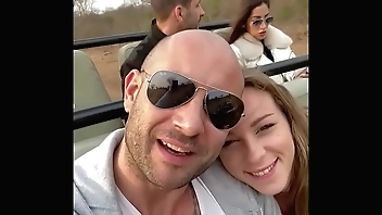 je lui suce la bite en plein safari, il jouit dans ma bouche et j'avale tout