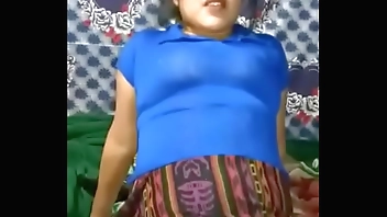 Chapina se muestra para su marido