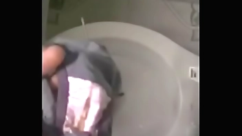 Iria cheirar essa calcinha usada da minha cunhada, mas...