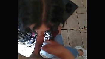 MIENTRAS SE VA LA POLICÍA ME OBLIGÓ A CHUPARLE EL PENE Y EL CULO