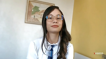 SEXO ANAL A INOCENTE ESTUDIANTE VESTIDA CON SU UNIFORME DE COLEGIALA LE LLENAN EL CULO DE LECHE