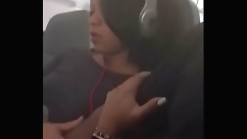 Batendo escondido no avião