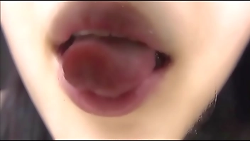 挑発しまくる卑猥なエロ舌！