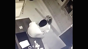 台湾化学厂驻越南海防的业务副理直接在领导副总办公桌上跟越南妹办事