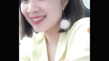 Em nhân viên xinh đẹp ĐĂNG QUANG WATCH cố tình lộ bầu ngực