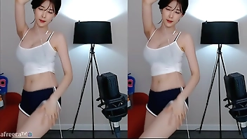 Gái Hàn Quốc nhảy quay đầu lại