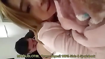 Cowok Ini Jilat Lubang Pantat Ceweknya yang Cantik