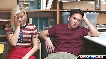 बिगाड़ने वाला सुरक्षा गार्ड प्रेमिका को उसके प्रेमी के सामने चोदता है