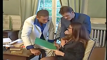 அலுவலகத்தில் புருஷன் முன்னாடி புண்டை விரிக்கும் தேவடியா Tamil Mom