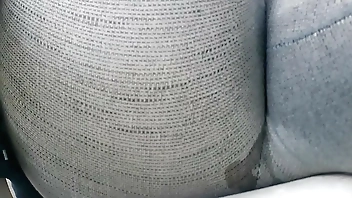 Mostro le mie tette in un giardino pubblico e dopo piscio dentro ai miei pantaloni aderenti