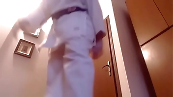Sono la tua insegnante di Karate e voglio dominarti come un piccolo verme