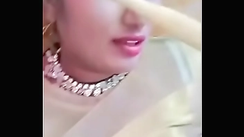 Swathi naidu showing her sexy navel in saree