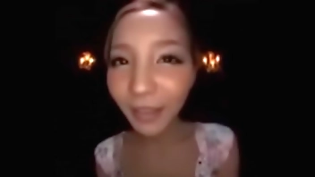 可愛い女の子がガラス板にベロキス