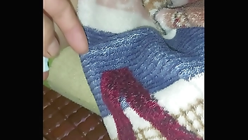 Bú trộm chị vợ mặc lọt khe