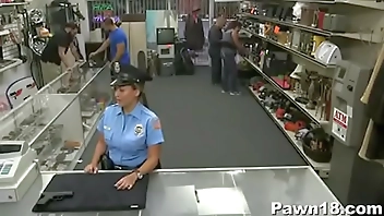 Policial fodendo na loja do sexo