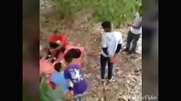 Estudantes perdidos na floresta