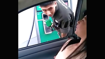 Cargando gasolina la puta de Alexxxa Milf con las tetas de fuera