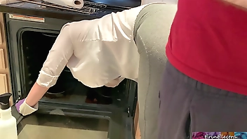 Stepmom is horny and stuck in the oven - Erin Electra