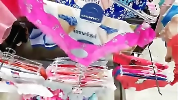 Sono qui per farti vedere come mi piace comprare mutandine e riempirle di squirting