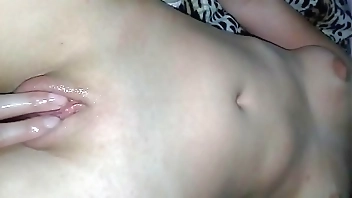 Manu gozando na siririca