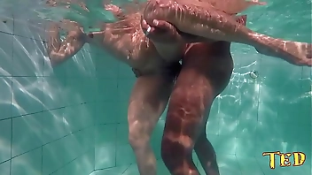 Nego Catra não para depois da cena cai na piscina e fode o cú da Bianca Naldy dentro da água - Capoeira Ator