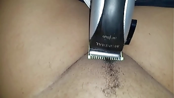 Depilando a Buceta para você !!! Quer me comer convence meu marido por favor !!!