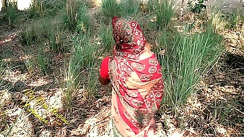देसी भाभी की जंगल मे चुदाई