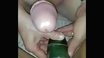 Arrombando a buceta da minha putinha com um pepino gigante!