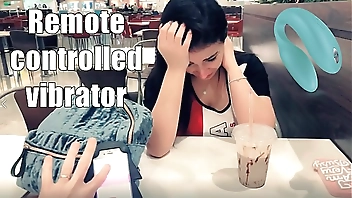 Emanuelly Gozando em Publico com brinquedo interativo no Shopping Public female orgasm interactive toy girl with remote vibe outside