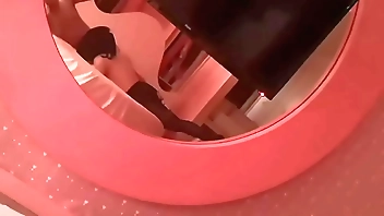 黑丝开档小母狗，躲在胯下吃鸡巴