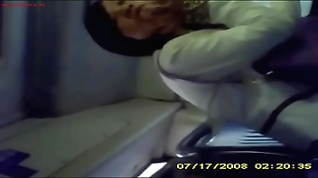 한국야동 버스안에서 이쁜년 옆에 대놓고 자위하는 변태남