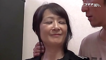 和食を振舞うお母さん   中山佳子 2