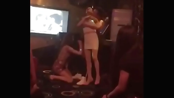 choi gai trong quan Bar