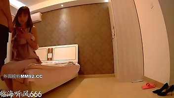 公寓高價約啪小家碧玉型長腿美少婦 穿著情趣連體黑絲網襪主動配合幹得癱坐在地上