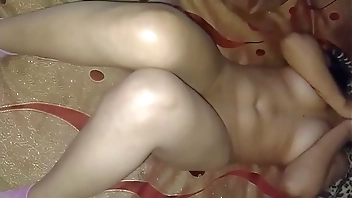 वह खुद को उसके चेहरे से ढँक जाने देती है ... स्वादिष्ट तरल पदार्थ!