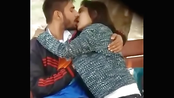 पार्क में किस करते पकड़े गए कपल