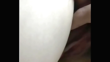 人妻私處放入昆蟲痕癢難耐更興奮