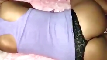 me meto a la habitación de mi linda hermanastra y la dejo embarazada