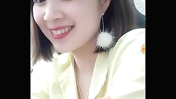 Em gái Đăng Quang Watch cố tình để lộ bầu ngực