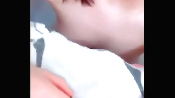 可愛妹妹第一次直播沒穿衣服很害羞