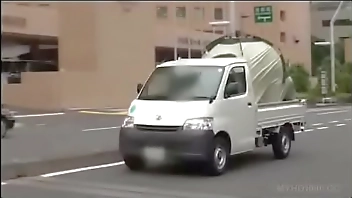 Momo Ichinose in car